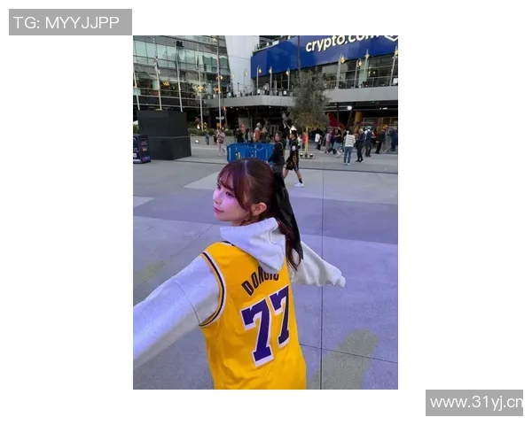 日本性感女星昨日现身湖人主场穿东契奇球衣引发热议 日本性感女星昨日现身湖人主场穿东契奇球衣引发热议