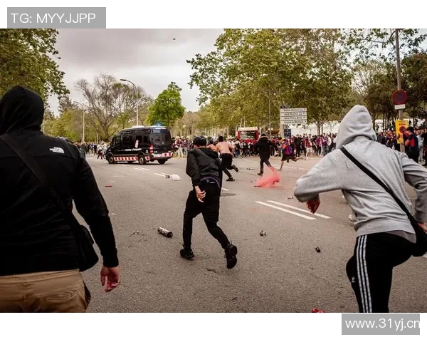 巴黎球迷大巴深夜抛锚高速上80人被困数小时等待救援