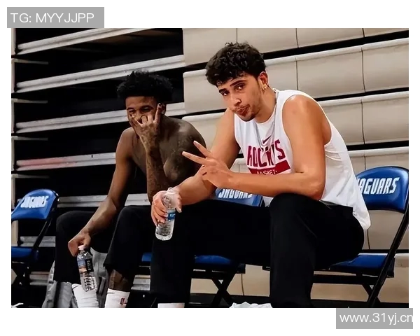 火箭队训练气氛愉快亚当斯谢泼德申京笑容满面展现团队精神