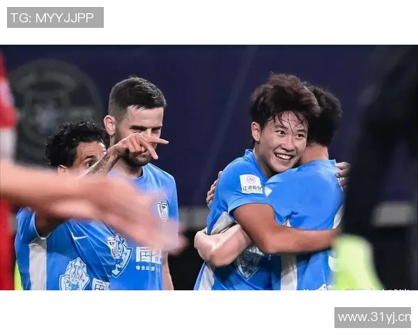 海港全队出征大连前上港集团高层亲临送上鼓励与支持