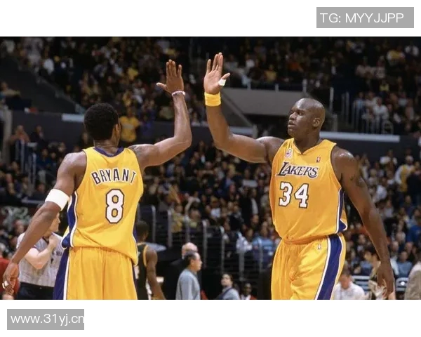 谢里夫奥尼尔特意前来致敬科比叔叔与雕像合影留念 谢里夫奥尼尔特意前来致敬科比叔叔与雕像合影留念