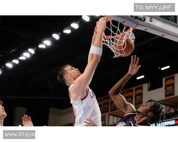 泰伦卢赞尼德豪泽拼劲十足能量满满抢板盖帽表现出色贡献六个进攻篮板