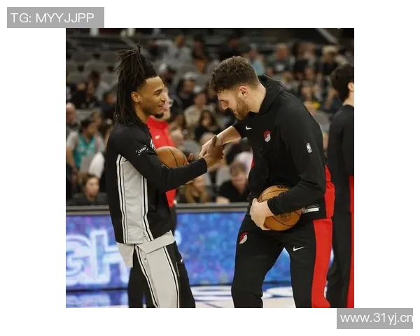 康大冠军队友重聚场边卡斯尔与克林根欢快嬉戏共度美好时光