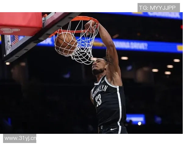 克拉克斯顿半场表现出色11投6中贡献13分7篮板2助攻1抢断