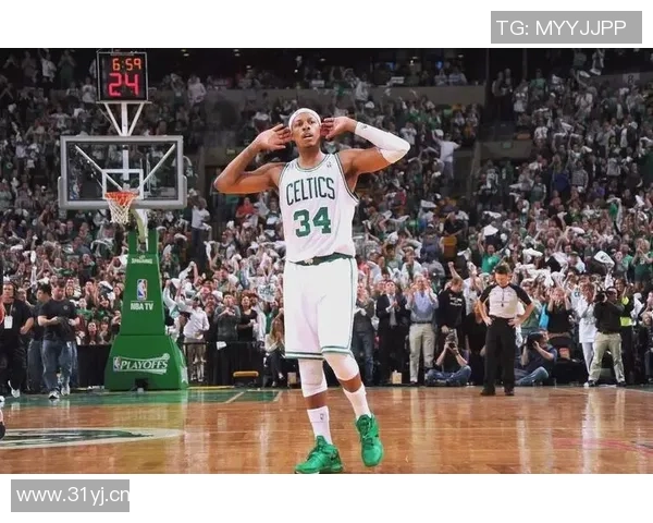 女主持与皮尔斯默契合作皮尔斯直言不愿与他人共做播客